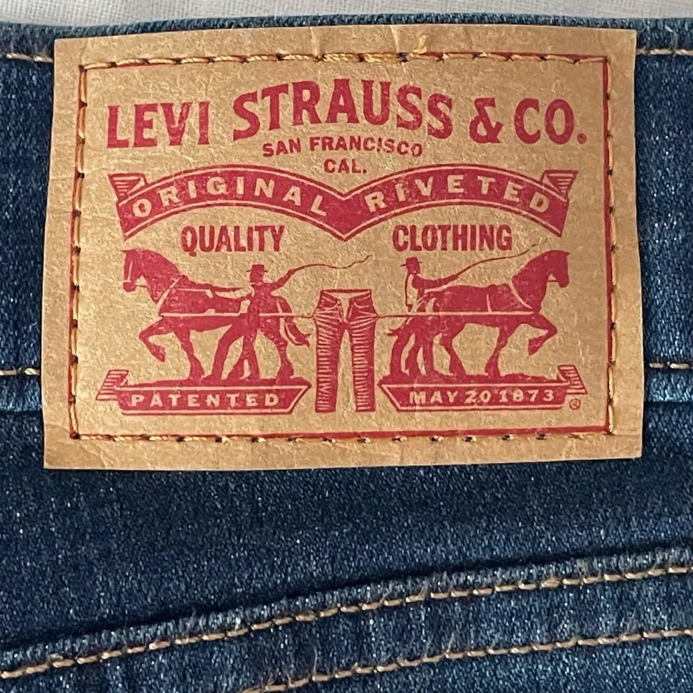 Levi's Classic Straight Leg Jeans Dark Wash Blue Women's Size 31 x 28 12 Short - Picture 6 of 11